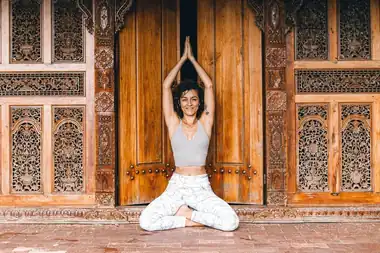 Yoga restaurativo con relajación apoyada
