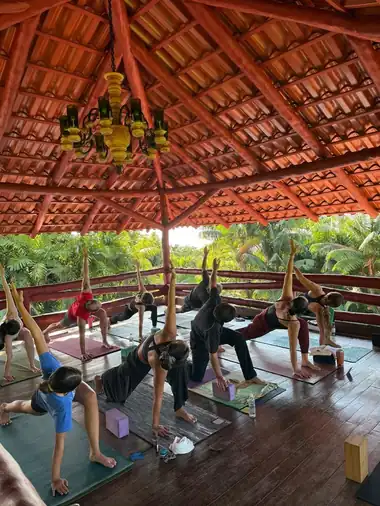 Sesión de Yoga Barre enfocada en fuerza y equilibrio