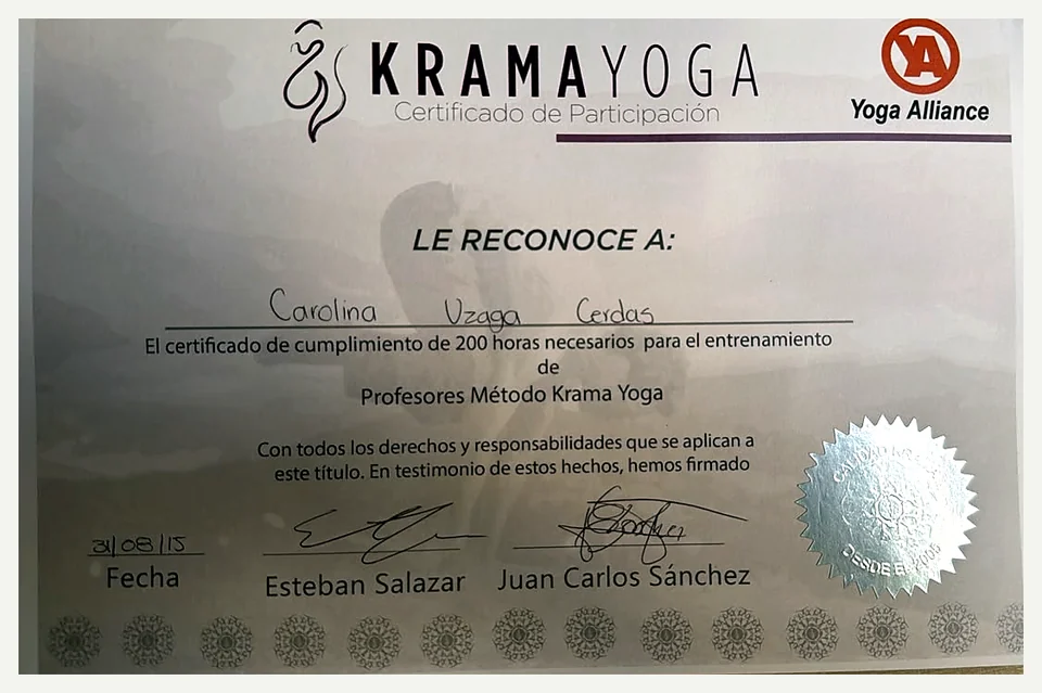 Certificado de Krama Yoga que reconoce a Carolina Uzaga Cerdas por completar 200 horas de formación de profesores de yoga